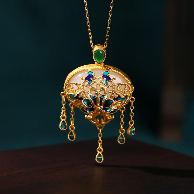 

Винтажное эмалевое ожерелье в китайском придворном стиле с имитацией нефрита, дизайн с цветами и бабочками, акцент с кисточкой 24K Gold Plating