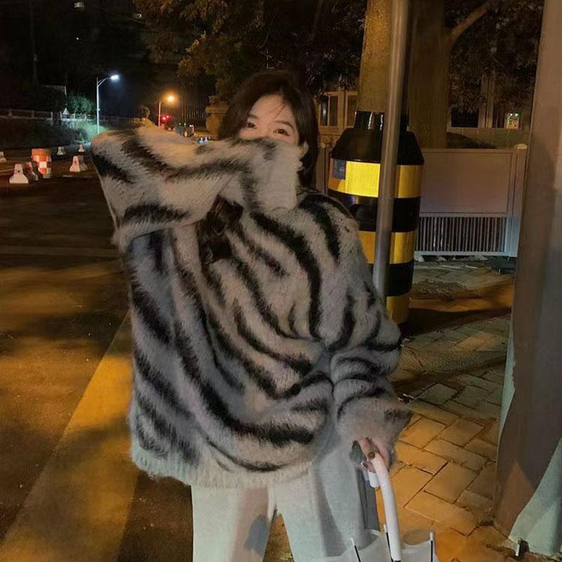 

Ретро свитер с зеброй, пуловер, женский осенне-зимний полосатый свободный свитер с круглым вырезом и длинными рукавами, вязаный свитер средней длины One Size серый