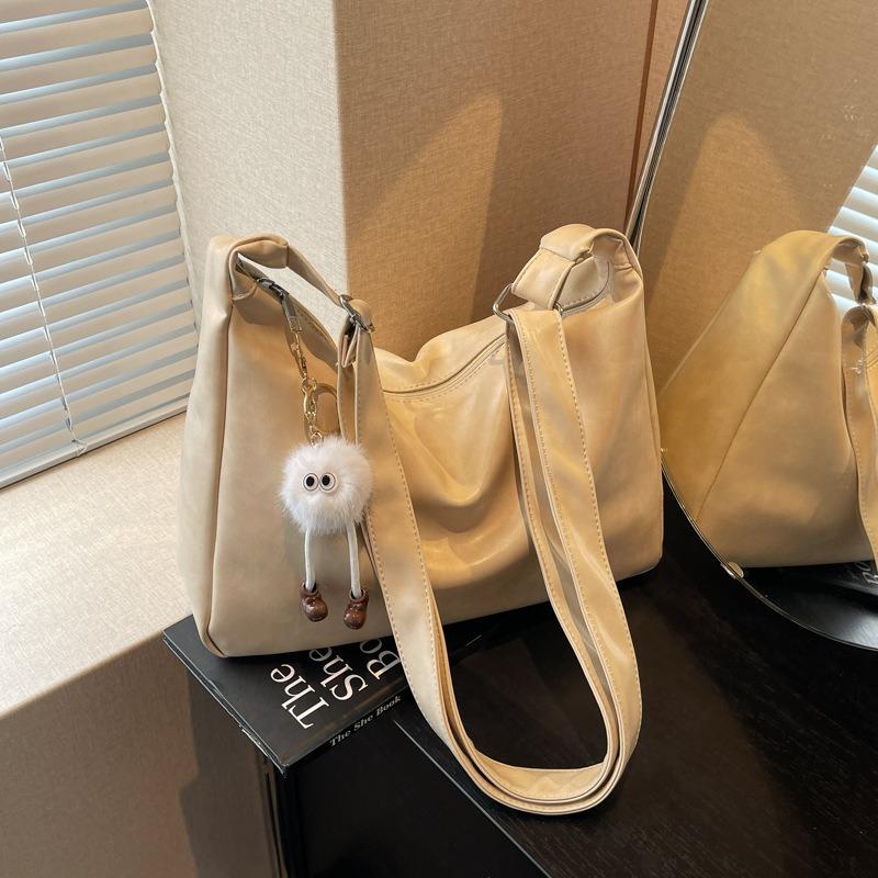 

Женская вместительная модная сумка через плечо на одно плечо для поездок на работу и обратно (With pendant) бежевый