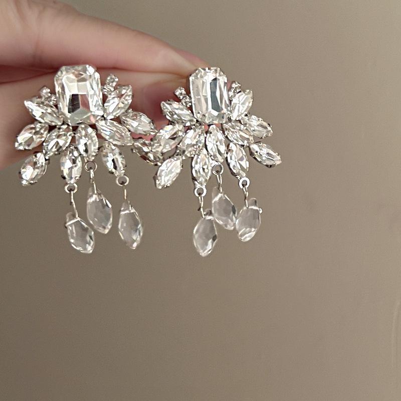 Minimalist Diamond-Encrusted Wheat Ear Tassel Earrings - Light Luxury, High-End Studs for a Fashionable, Elegant Look