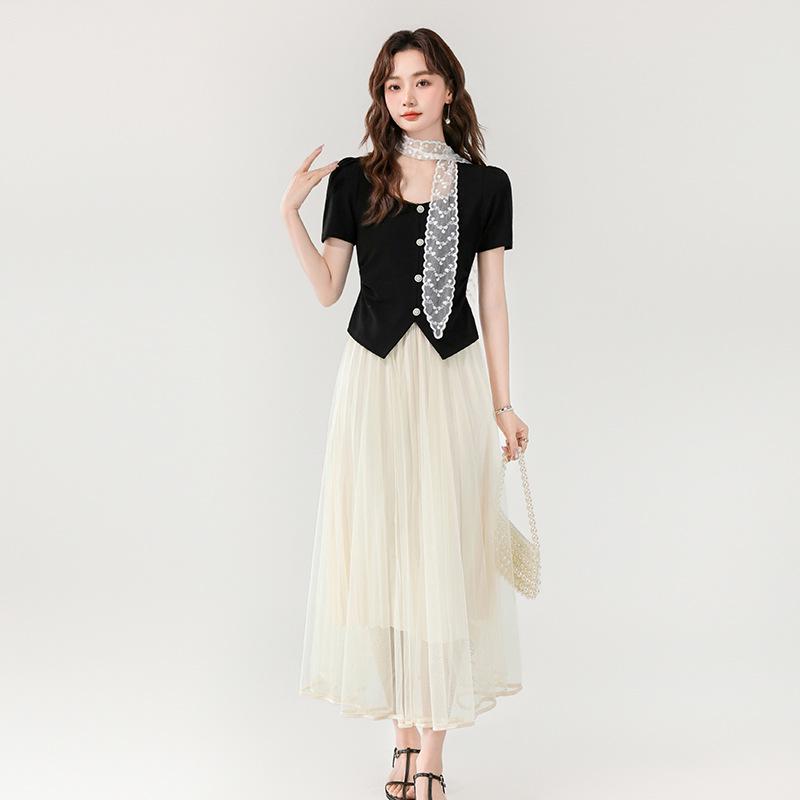 

Элегантный трикотажный топ с короткими рукавами, сетчатая юбка и кружевной шарф - Лето 2025 S