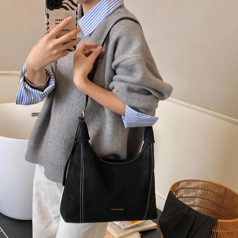 Retro Soft Leather Single Shoulder Bags for Women Trend Casual Large Capacity Commuting Messenger Bag Fashi Chains Bucket Bags