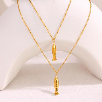 Collar Colgante de Acero de Titanio Chapado en Oro de 18k Europeo y Americano de Carpa Koi - Cadena para Clavícula de Acero Inoxidable para la Buena Fortuna