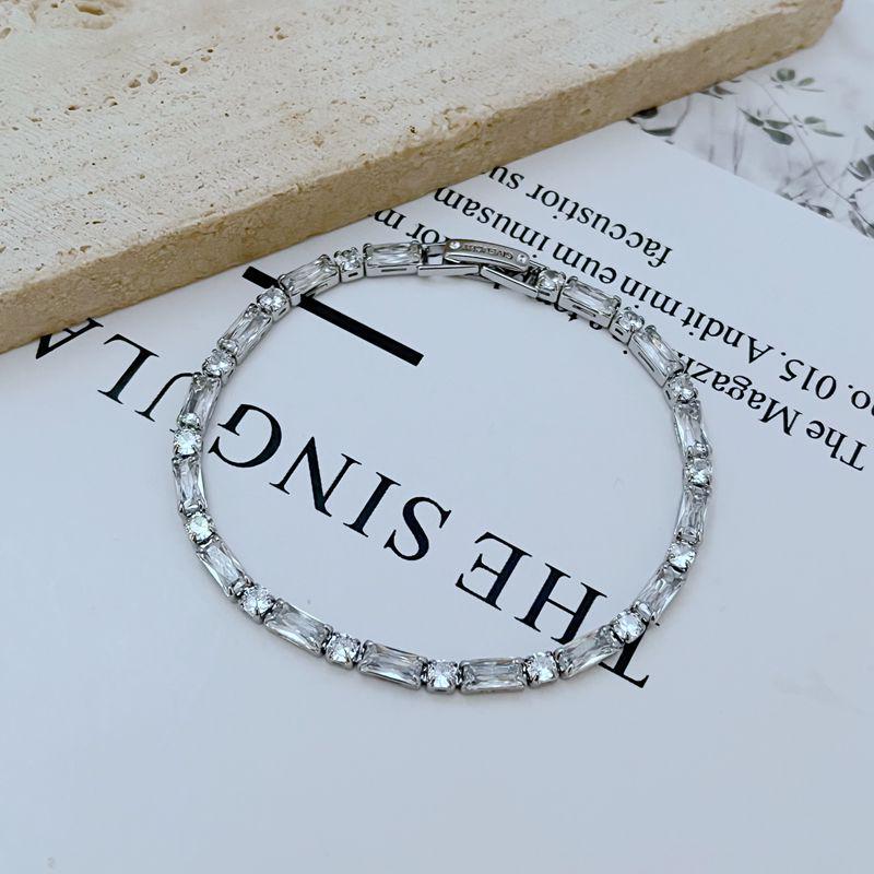 

Элегантный металлический браслет, инкрустированный стразами: Роскошный нишевый дизайн