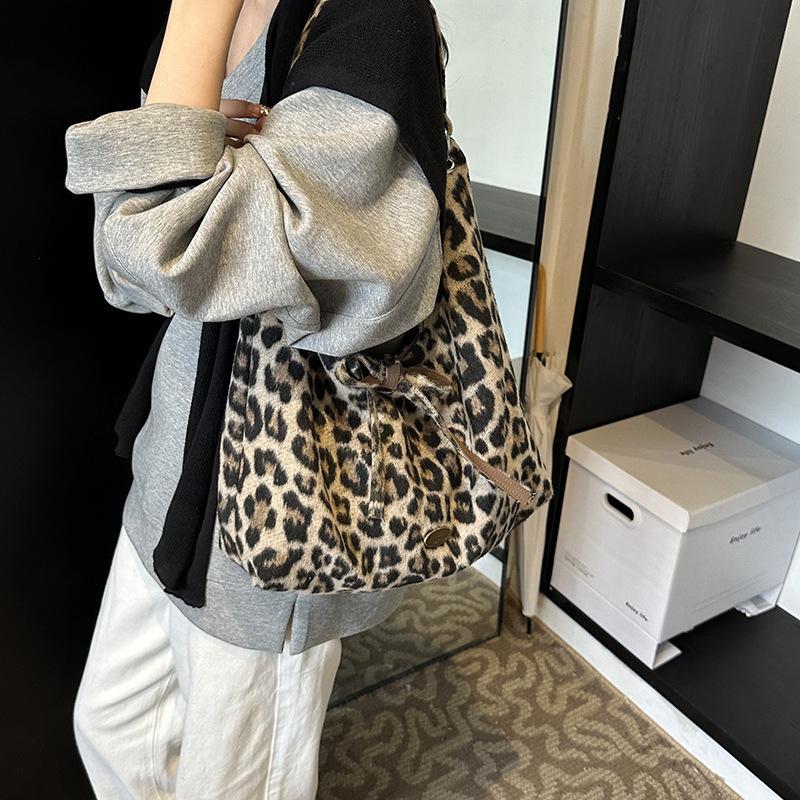 

Retro fashion autumn and winter new fashion trend armpit leopard print tote bag women s large-capacity shoulder bag versatile women s bag хаки