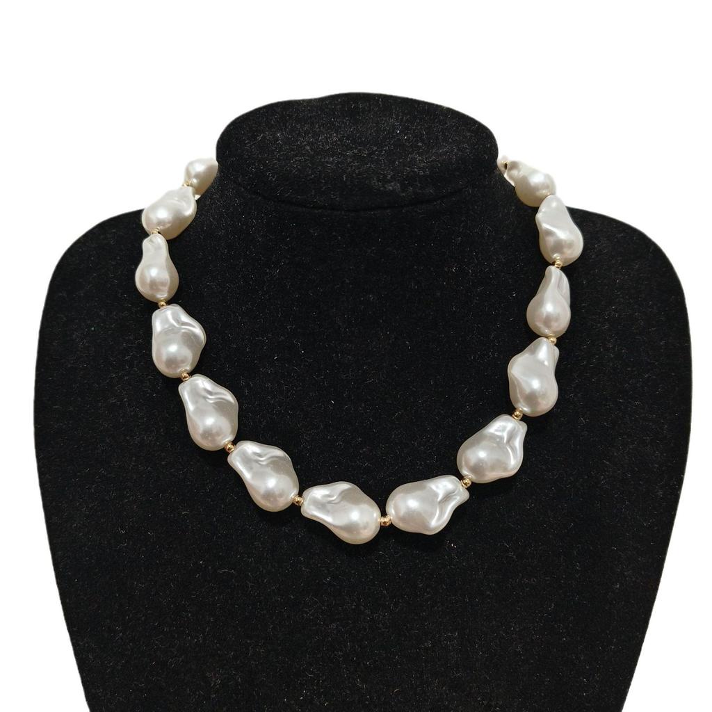 Niche Retro Baroque Pearl Clavicle Necklace: Fashionable & Versatile Irregular Design
