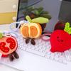 Süßer Obst-Gemüse-Schlüsselanhänger mit tragbarer Aufhängeschnalle Plüsch-Rucksack-Anhänger Hautfreundliches Quetschspielzeug Stressabbau Fidget Geschenk für Kinder Erwachsene
