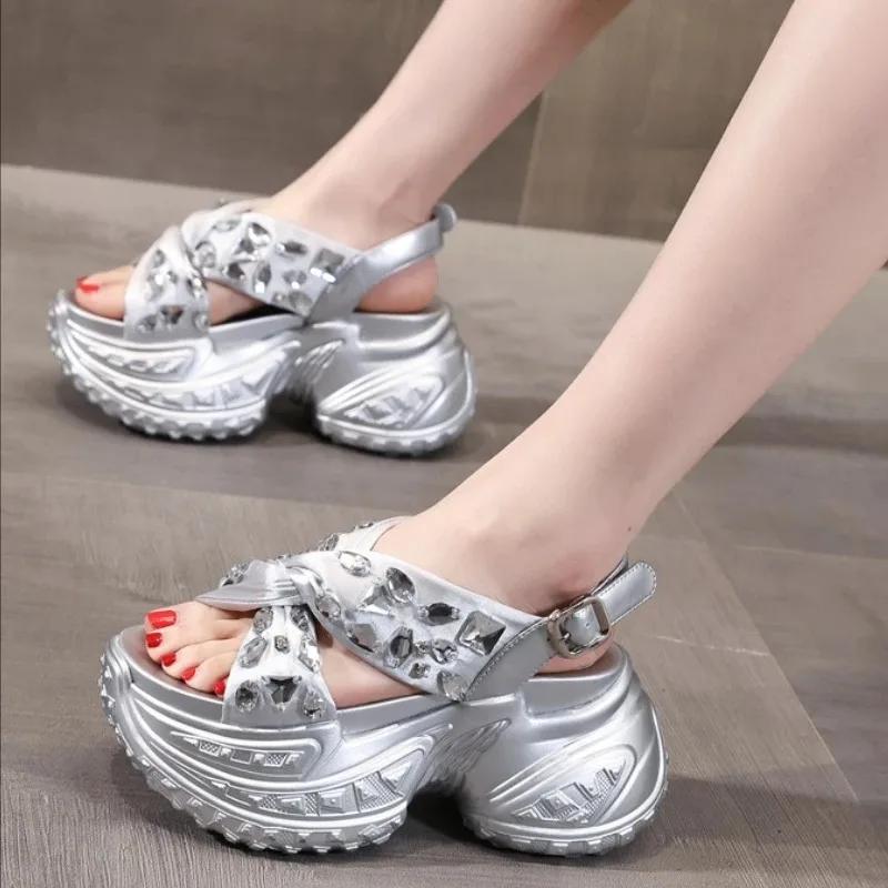 Módní 8cm Syntetická látka Mikrovlákno Ženy Platforma Sandály na klínu Letní Bling Ležérní obuv Peep Toe Boty Drahokamy Pantofle duté