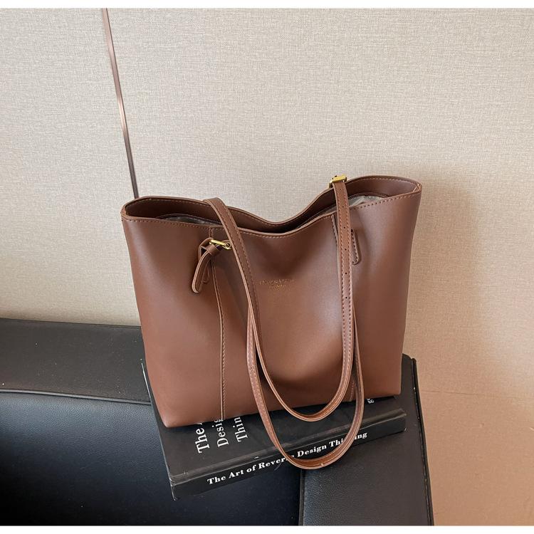 Retro casual tote bag women 2025 new commuter shoulder bag simple large capacity armpit bag