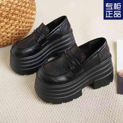 Le scarpe basse in pelle piccola a suola spessa da primavera e autunno 2025 sono popolari, le persone basse aumentano la loro altezza, le scarpe da donna sono alte, versatili e snellenti, m