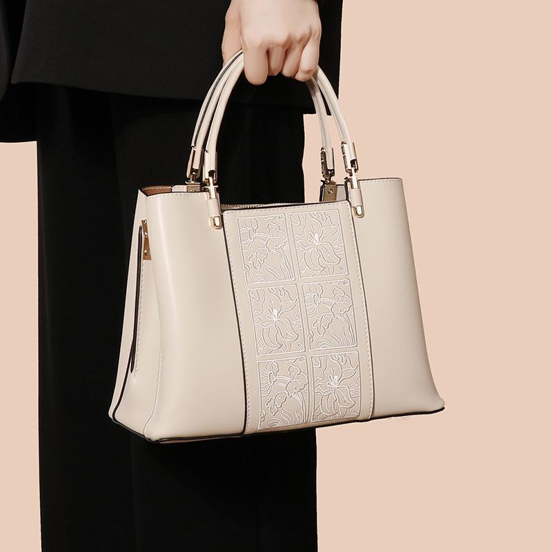 

Guofeng embroidery high-end mother bag middle-aged women s bag messenger bag fashionable atmosphere handbag women s bag gift