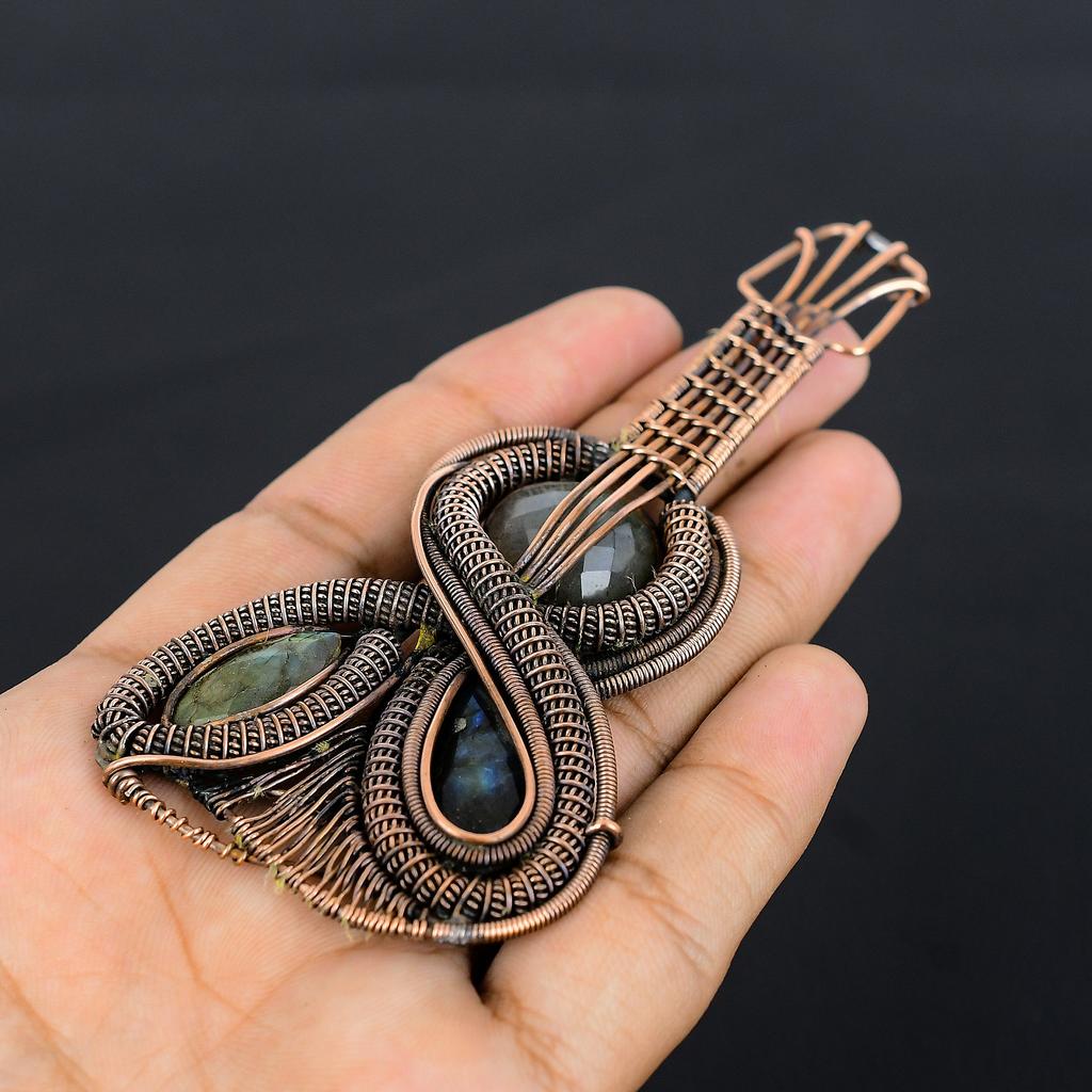 Natürlicher Labradorit-Stein, handgefertigt, mit Kupferdraht umwickelter Gitarrenanhänger, 10,9 cm, B0t31