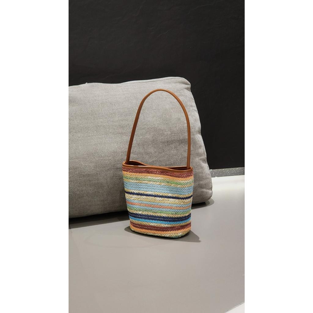 2025 Neue regenbogenfarbene gestreifte gewebte Brotdosentasche Raffia Achseltasche modische Schulter-Umhängetasche Echtleder Damen Tasche