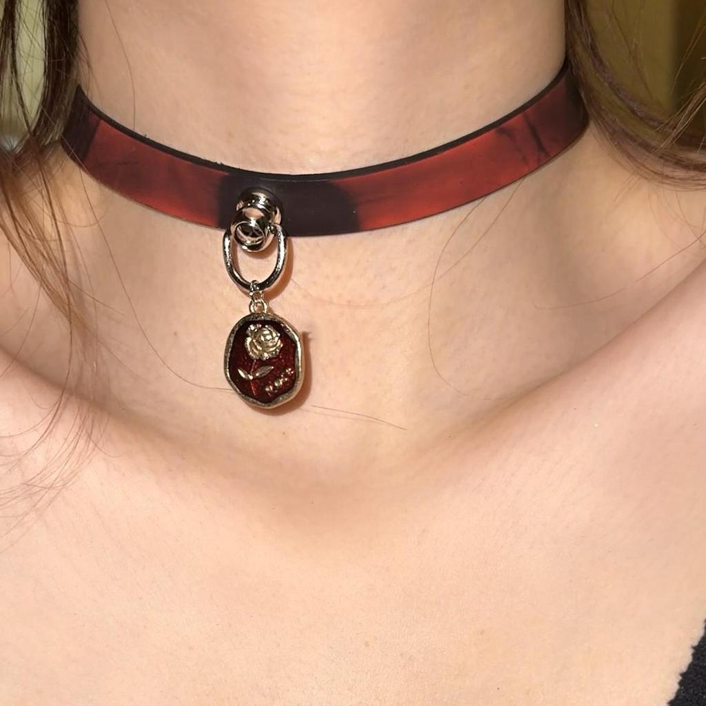 Chique Pittige Meisje Leren Bel Choker Ketting – Uniek Minderheidsontwerp