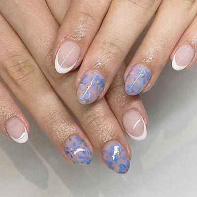 24Pz Unghie Finte Artificiali Eleganti Fiore Bianco e Blu Unghie Finte Lucide Forma Ovale Corta Per Decorazione Festa Donna