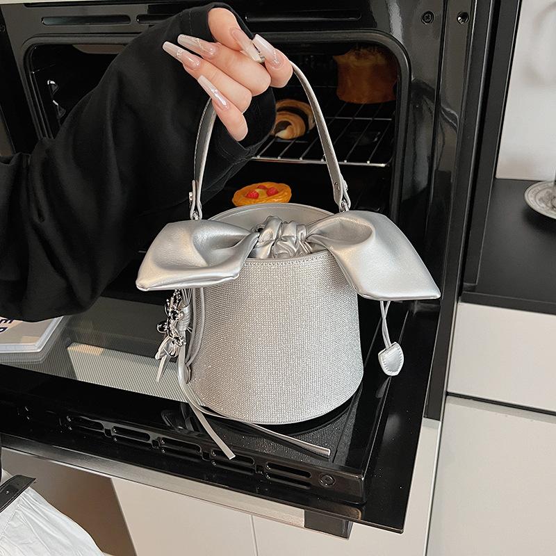 

2025 простая наплечная сумка для поездок на работу, текстура, зарубежный стиль, новая сумка-мессенджер с бантом, корейская версия, простая портативная сумка-ведро 16*16*14