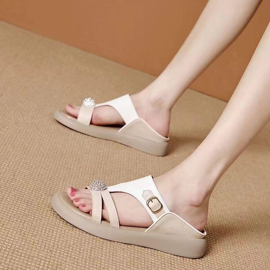 Mode Zachte Explosieve Slippers 2025 Bovenkleding Stappen op Shit Gevoel Platte Zool Strass Comfortabel Zachte Zool Dames Sandalen