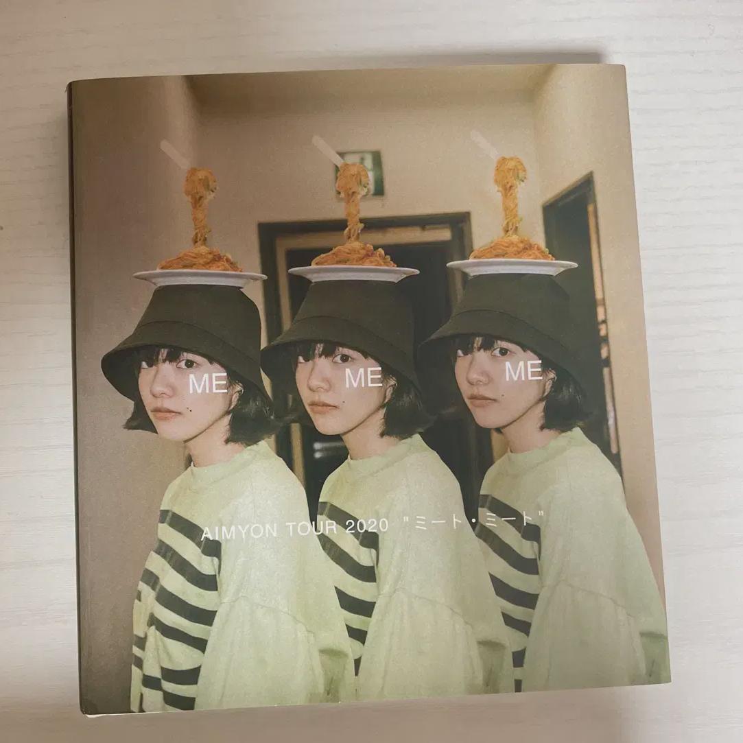

Isi Tour Photo Book