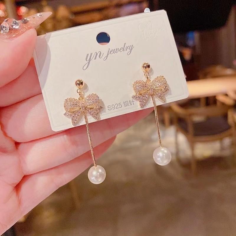 Fashion and elegance, atmospheric bow pearl earrings, women's design sense, versatile, exquisite stud earrings, sweet temperament, ear jewelry