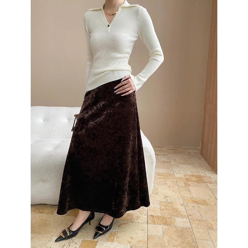 Sinan Retro High-Waist Luminous Velvet A-Line Skirt with Gold Snowflake Design