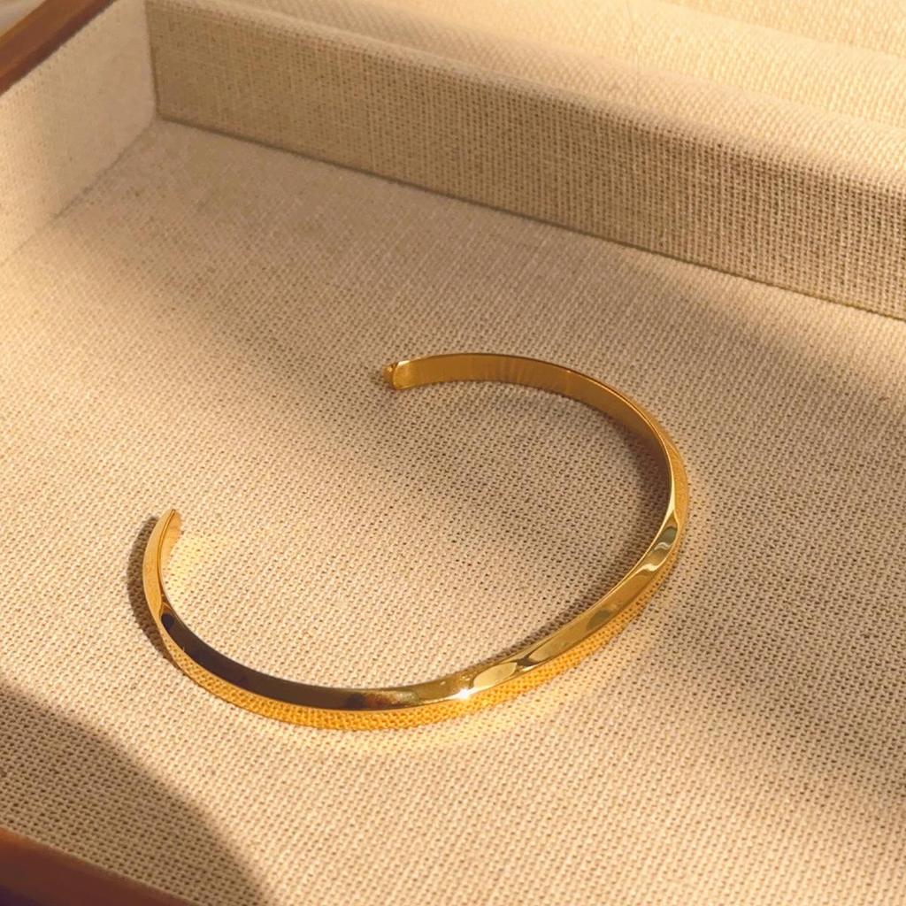 Luxusní dámský náramek z titanové oceli se zirkony a akcenty z bílé perleti