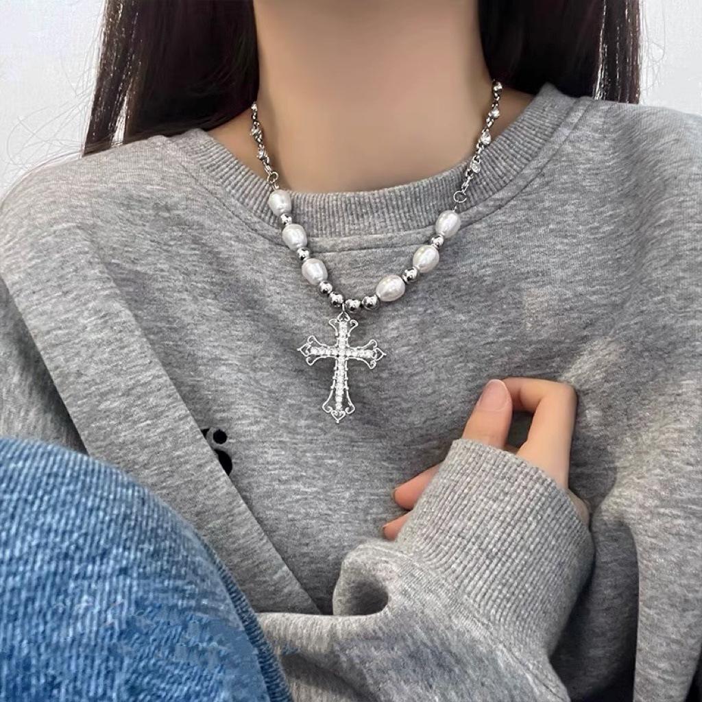 Nische Kreuz Anhänger Perlen Pullover Halskette Damen Süß Cool Babes Pulloverkette Hip Hop Schlüsselbeinkette Accessoires