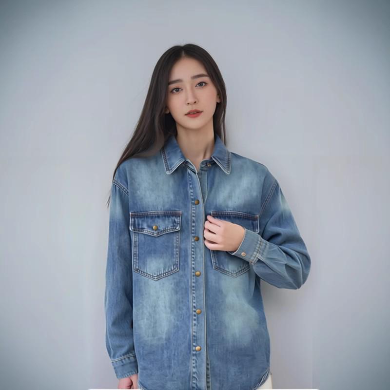 

Женская приталенная джинсовая куртка-рубашка светло-голубого цвета с желтыми цветами - Коллекция Весна 2025, Модный и универсальный топ свободного кроя M светло-синий