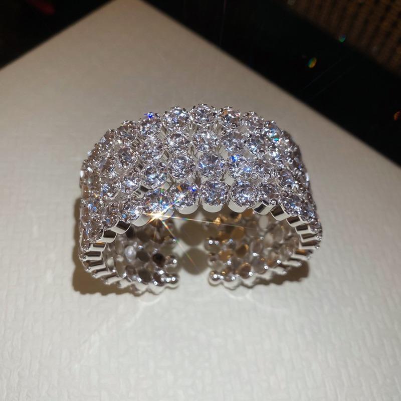Metal diamond-set round opening bracelet, court style niche temperament bracelet, light luxury and high-end jewelry.