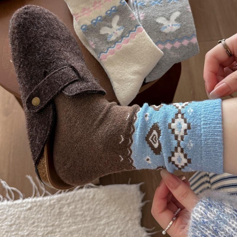 Medium-Barreled Small Red Books Pile Socks, Cute Wool Socks, Retro Cartoons, Thickened Warm Rabbits One size fits all
