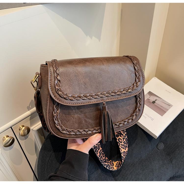 

Нишевый дизайн бахрома седло сумка женская 2025 новая корейская версия ins ретро сумка для телефона через плечо сумка-мессенджер темно-коричневого