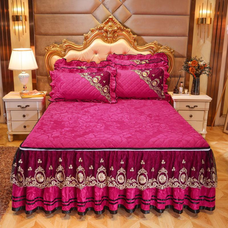 Luxuriöse Wintertagesdecke im Bettrock-Stil auf dem Bett, dicke gesteppte Tagesdecke aus Baumwolle, europäischer Stil, goldene Spitze, neuer Matratzenbezug