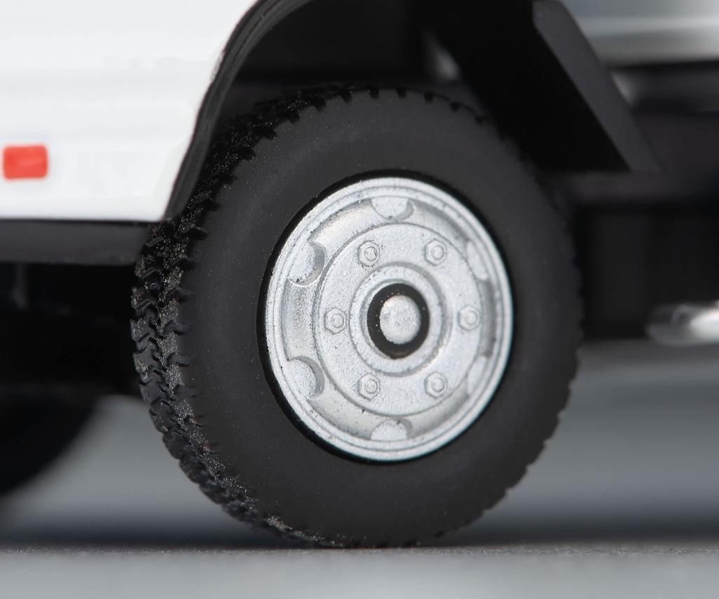 Tomica Limited Vintage Neo 164 Scale LV-N195c Isuzu Elf Panel Van Family Mart Finished Model 313007