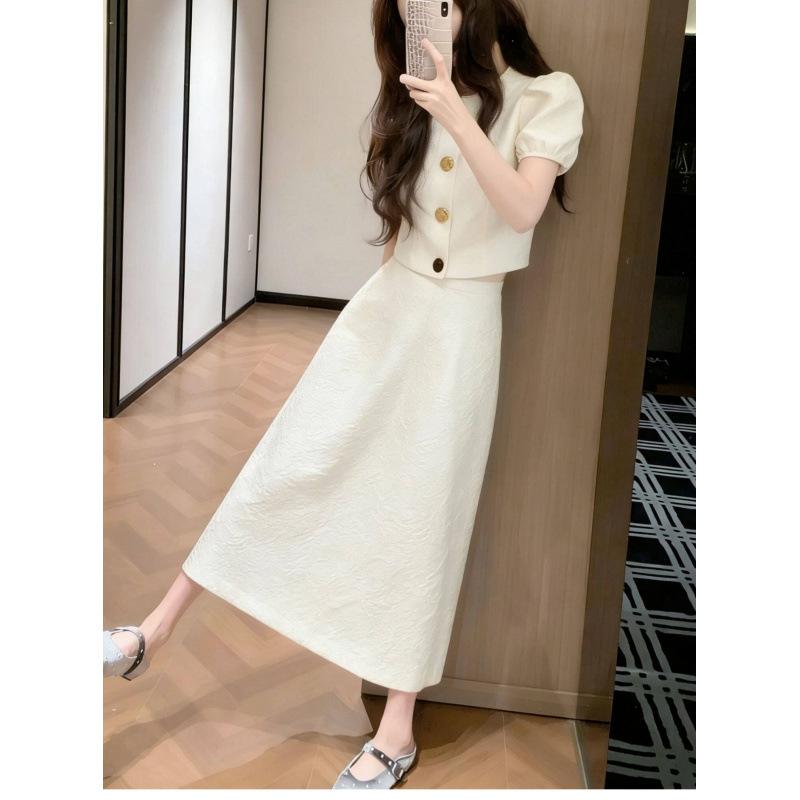 The new light person Kochi wears a complete set of beautiful and good-looking casual short-sleeved two-piece suits for women in early spring
