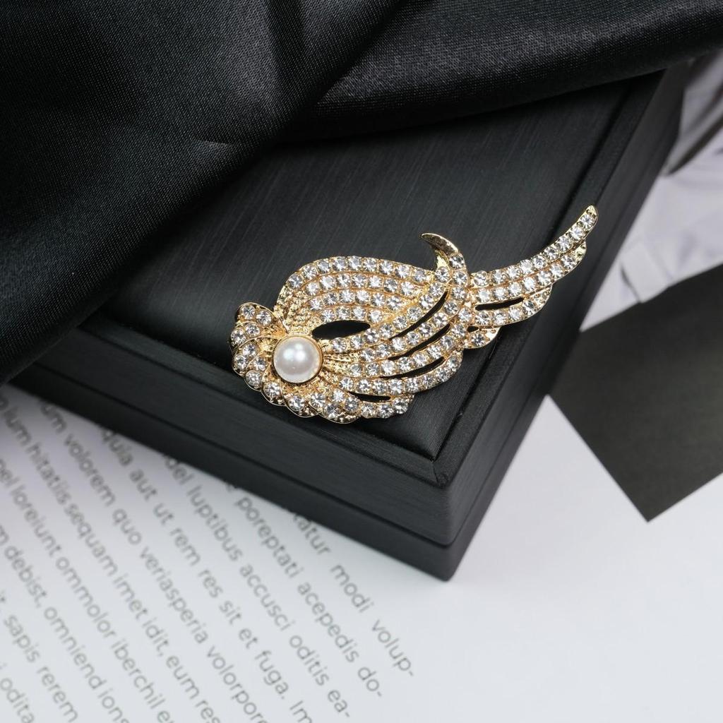 Elegant Versatile Light Luxury Corsage Brooch with Niche Design - Anti-Exposure Pin
