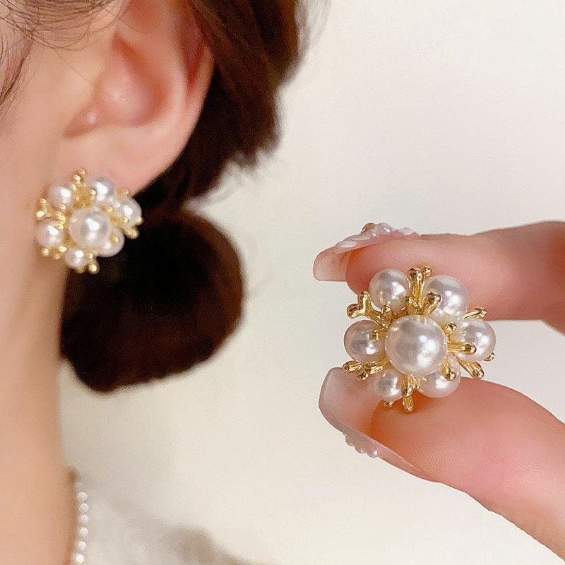 Niche fashion design sense pearl flower ball stud earrings temperament sweet and versatile exquisite tide earrings