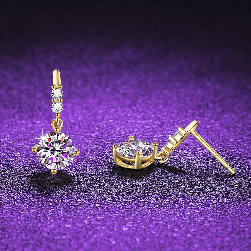 Wykwintne Złote Kolczyki Sztyfty z Moissanitem na Wszechstronnym Srebrze Próby 925