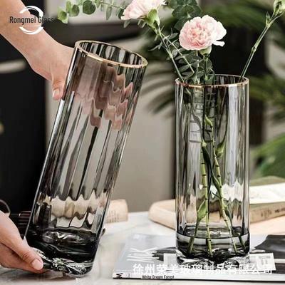 Nordische Vase aus klarem Glas – elegantes, geradliniges Design für im Wasser gezogenen Bambus oder Lilien.