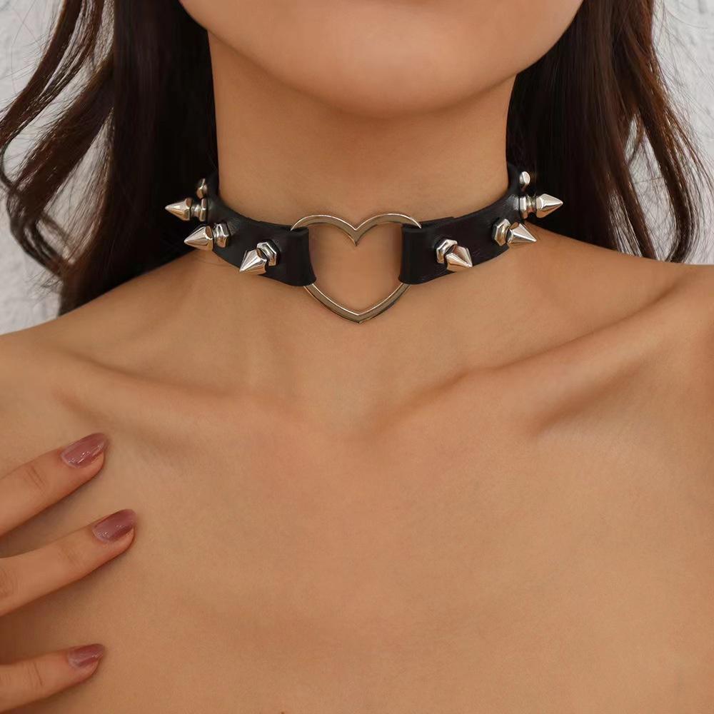 Punk Round Heart Necklace Pu Leather Necklaces Chains for Women Men Gothic Statement Choker Necklace Cosplay Jewelry Gift