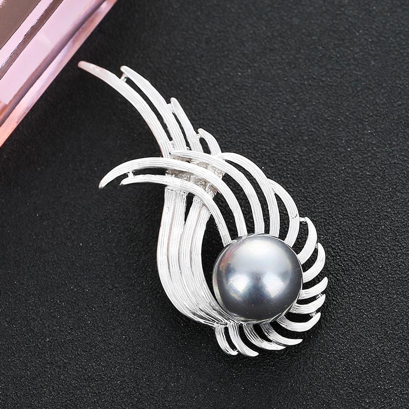 Alloy Hollowed-out Wings, Pearl Brooch, Fashionable and Elegant Brooch, Corsage, Coat Accessory