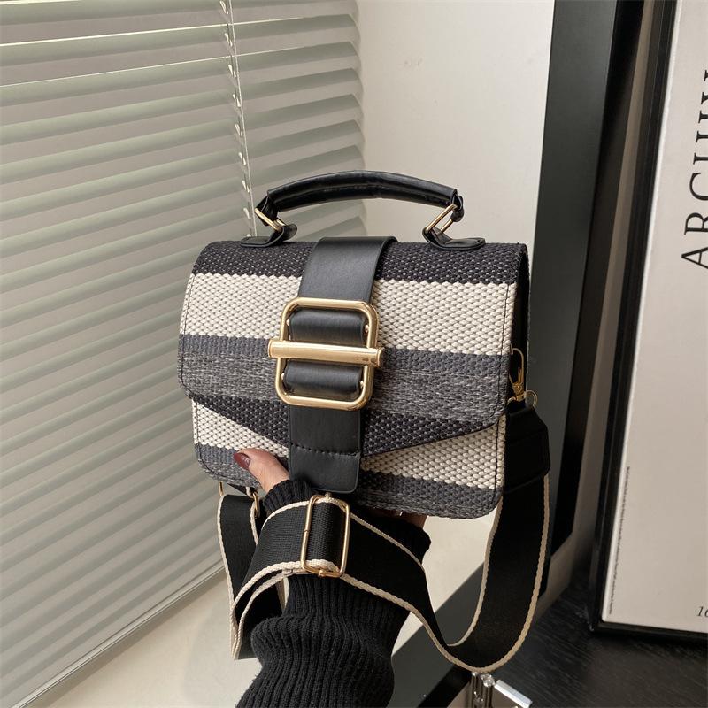 2025 new fashion shoulder bag niche design portable small square bag women's bag winter foreign style messenger bag
