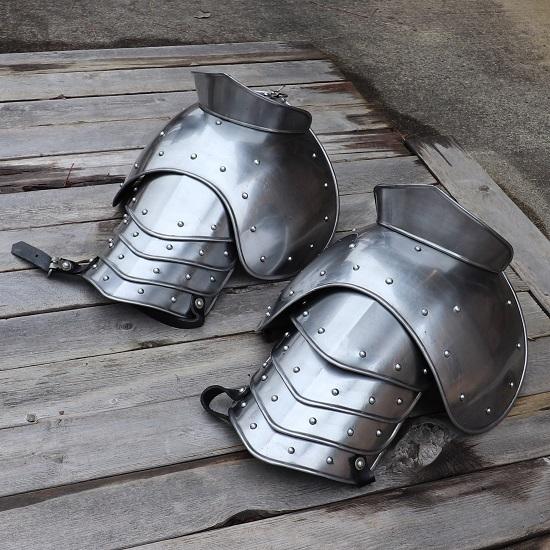 

Мечеломы заклепанного воина с наплечниками