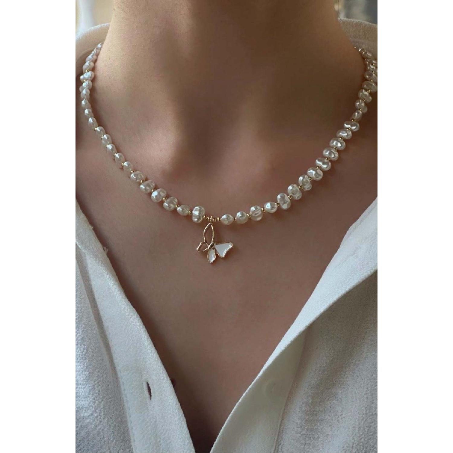 

Gold Color Butterfly Detailed Pearl Necklace білий