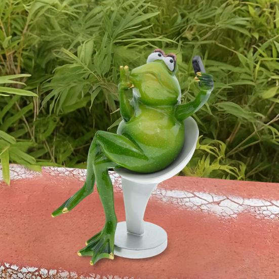 Toalett Frosk Figur Ser på Telefon Tegneserie Frosk Statue Resin Skulptur Innendørs Utendørs Dekorasjon Ornament