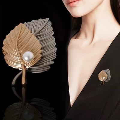 Exquisite Vintage Maple Leaf Pearl Brooch Sweater Suit Lapel Pins for Women Girl Backpack Jewelry Accessories Couple's Gift