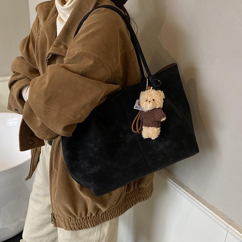 New Autumn Winter Simple Suede Tote Bag Fashi Retro Texture Simple Shoulder Bag Large Capacity Versatile Leisure Commuter Bag чёрный