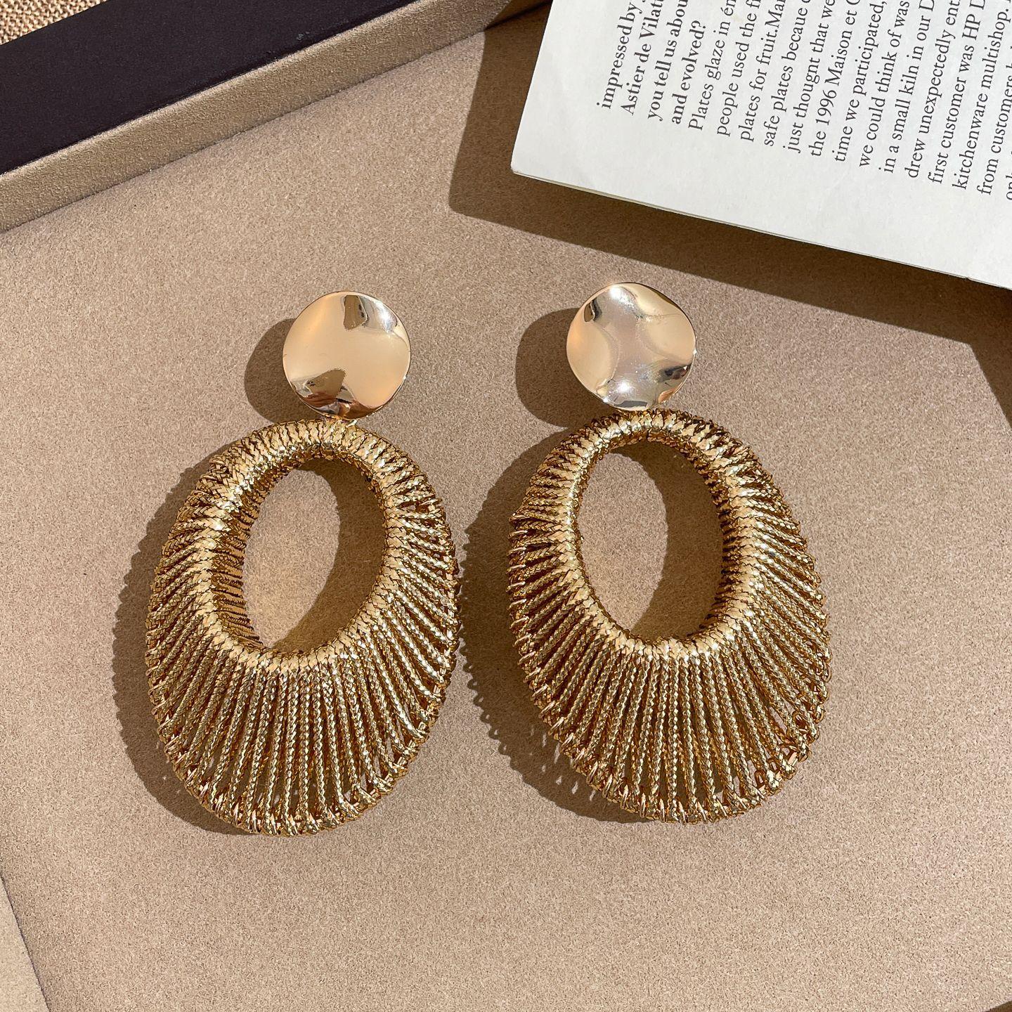 

Silver needle golden velvet hollow oval pendant earrings European and American simple fashion stud earrings light luxury high-end earrings women