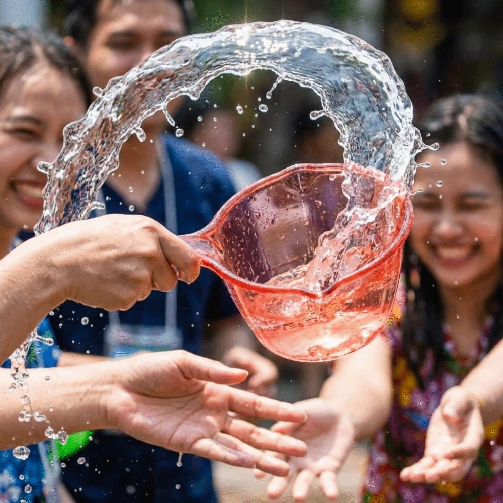 Transparent Water Ladle Plastic Water Dipper Practical Bath Water Spoon  Water Splashing Festival