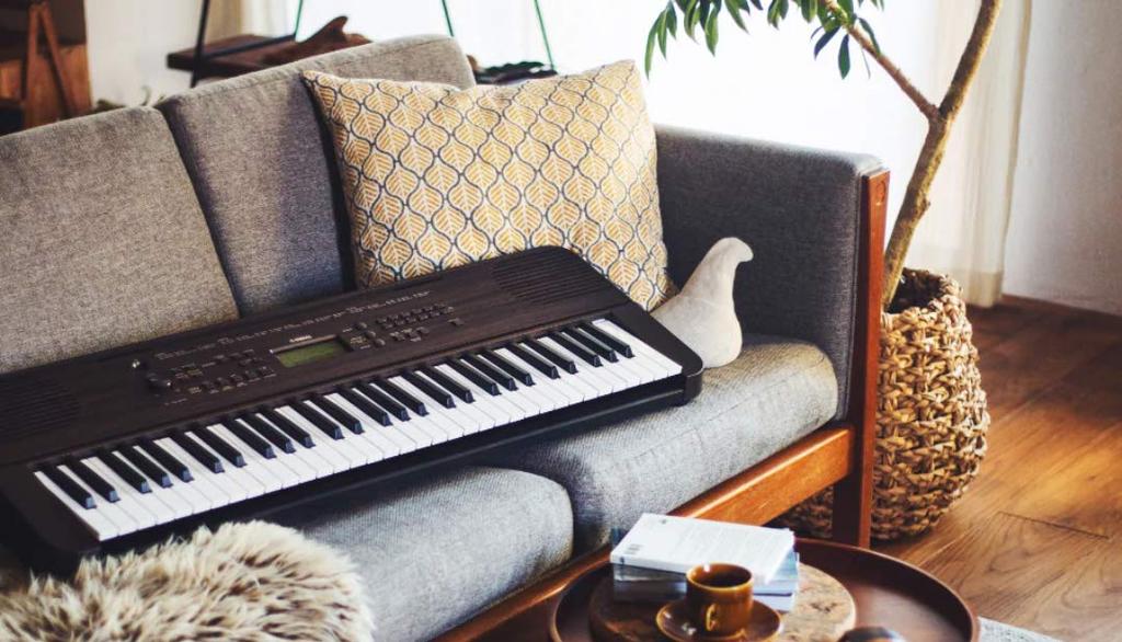 YAMAHA Portable Keyboard 61 Keys Dark Walnut Style Equipped with Convenient Lesson Functions and Touch Response PSR-E360DW