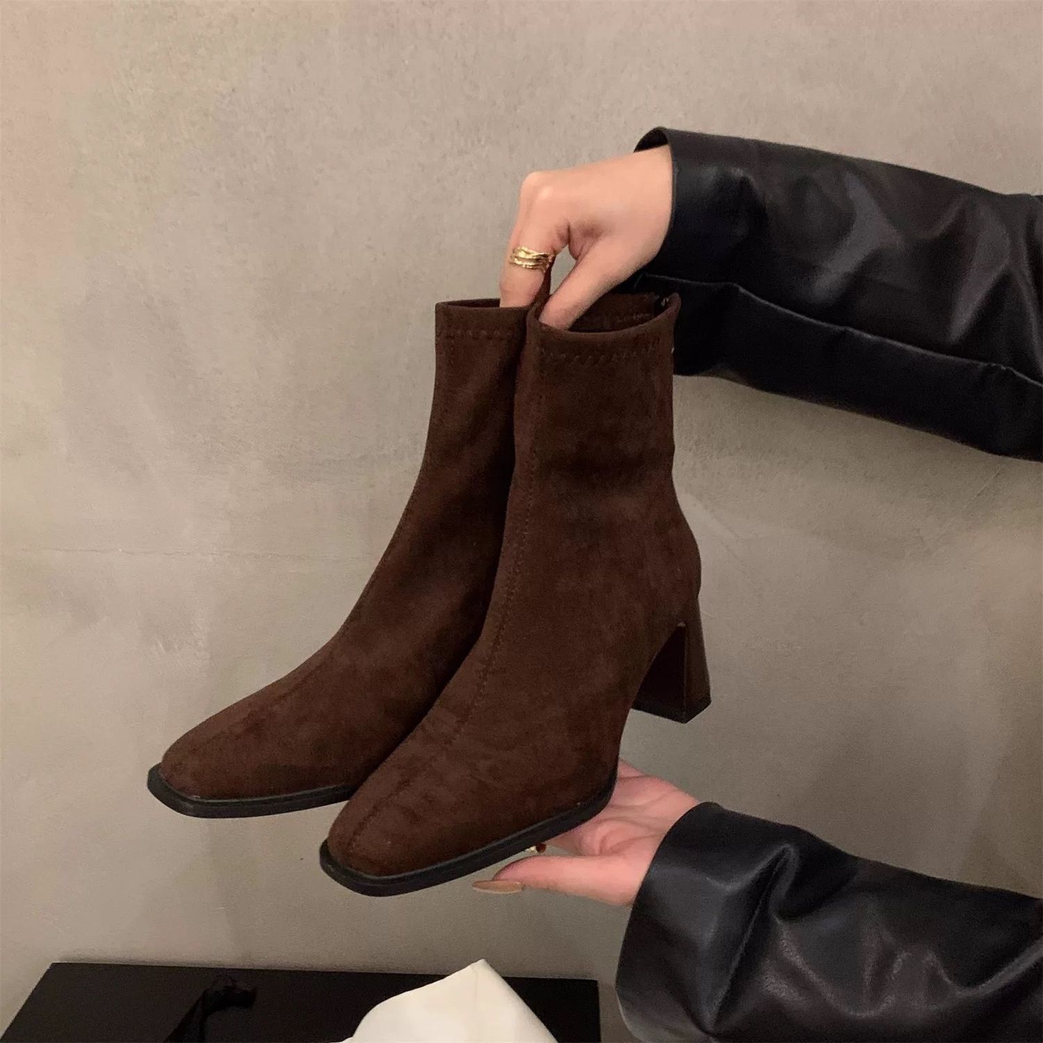 

Thick-soled Martin boots women s 2025 winter new thick-heeled square-headed velvet short boots Korean high-heeled thin small bare boots one pair of heel stickers темно-коричневого кольору