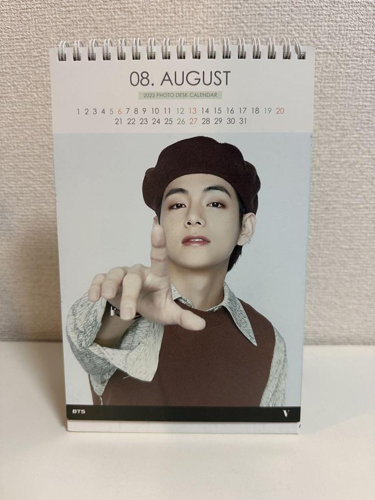 [USED] BTS V 2022 PHOTO CALENDAR Tae Self-standing calendar